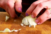 Vezmeme si jednu men&scaron;iu cibuľu a nakr&aacute;jame si ju nadrobno. Potom si vezmeme men&scaron;iu hl&aacute;vku kapusty a taktiež ju nakr&aacute;jame na čo najmen&scaron;ie k&uacute;sky.