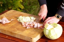 K tomu si nakr&aacute;jame na mal&eacute; kocky tiež slaninu.