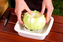 Vydlaban&uacute; hl&aacute;vku kapusty spevn&iacute;me alobalom a vlož&iacute;me do zapekacej misky.