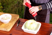 Vydlaban&uacute; hl&aacute;vku nezabudneme osoliť a okoreniť. Navy&scaron;e ju zvonku aj zvn&uacute;tra vymast&iacute;me maslom.