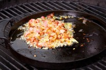 Nakrájanú slaninku, cibuľku a kapustu dáme sprudka osmažiť na liatinovú panvicu.