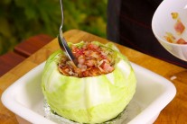 Touto zmesou napln&iacute;me vydlaban&uacute; hl&aacute;vku kapusty.