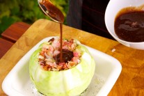 Do hl&aacute;vky prid&aacute;me BBQ om&aacute;čku.