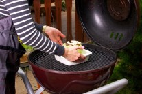 Hl&aacute;vku polož&iacute;me aj s miskou na rozp&aacute;len&yacute; ro&scaron;t. Grilujeme na nepriamom žiare po dobu 1 až 1 a 1/2 hodiny.