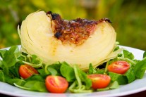 Pod&aacute;vame s čerstv&yacute;mi paradajkami a &scaron;al&aacute;tom podľa vlastn&eacute;ho v&yacute;beru.