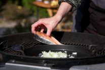 Vo chvíli, kedy začneme smažiť cibuľku, pridáme rozotrený alebo prelisovaný cesnak. Zároveň položíme na rozpálený grilovací rošt porcie lososa a grilujeme z každej strany po dobu 6 minút.