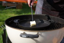 Do stredu kotlového grilu na drevené uhlie Weber One-Touch Premium sme umiestnili ťažkú liatinovú panvicu BBQ, na ktorej sme rozohriali kvalitné maslo.