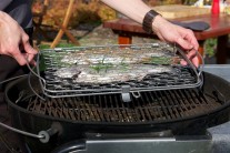 Uzavretý držiak s rybami vložíme do grilu a na priamom žiare grilujeme po dobu 10 - 15 minút podľa veľkosti pstruhov do chvíle, keď je koža pstruhov zlatistá a chrumkavá.