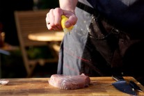 Mäso z tuniaka pokvapkáme citrónom a necháme chvíľu odležať. Ďalej potrieme dôkladne kvalitným rastlinným olejom.