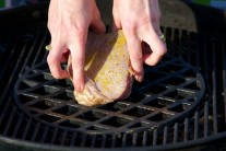 Mäso z tuniaka pokladáme priamo na liatinovú mriežku na steaky - sada Gourmet BBQ systém. Stredovú mriežku sme ošetrili olejom v spreji BBQ od firmy Weber.