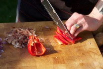 Červenú papriku prekrojíme a odstránime jadierka a nakrájame na kocky o hrane 0,5 x 0,5 cm.