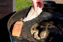 Osolenej filety z lososa a tresky dáme na rošt a grilujeme na nepriamom ohni.